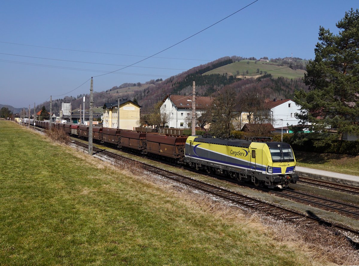 Die 1193 890 mit einem Erzzug am 25.03.2018 bei der Durchfahrt in Ternberg.
