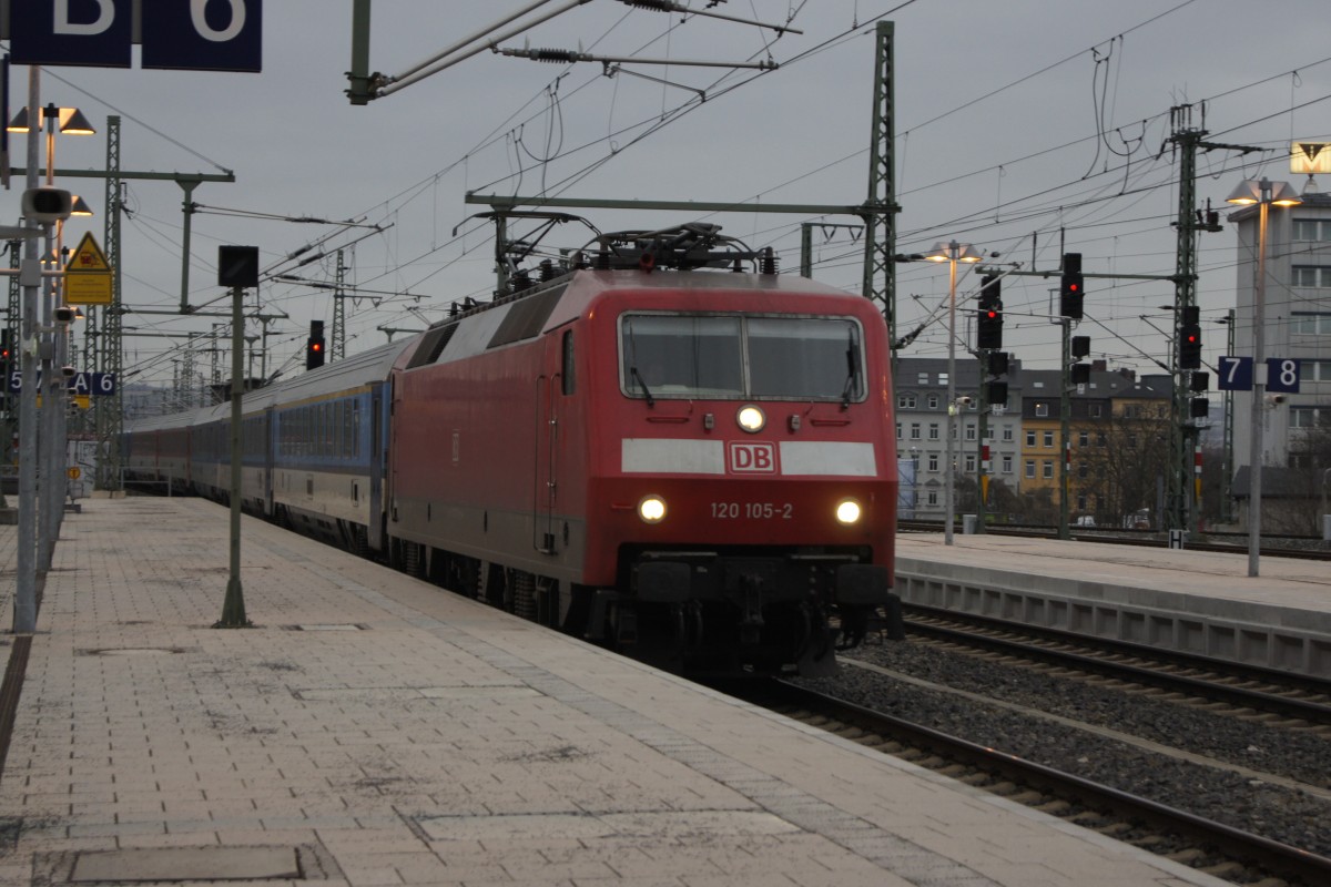 Die 120 105-2 am Eurocity nach Hamburg - ein ungewohntes Bild am 11.03.2015 im Neustädter Bahnhof in Dresden.