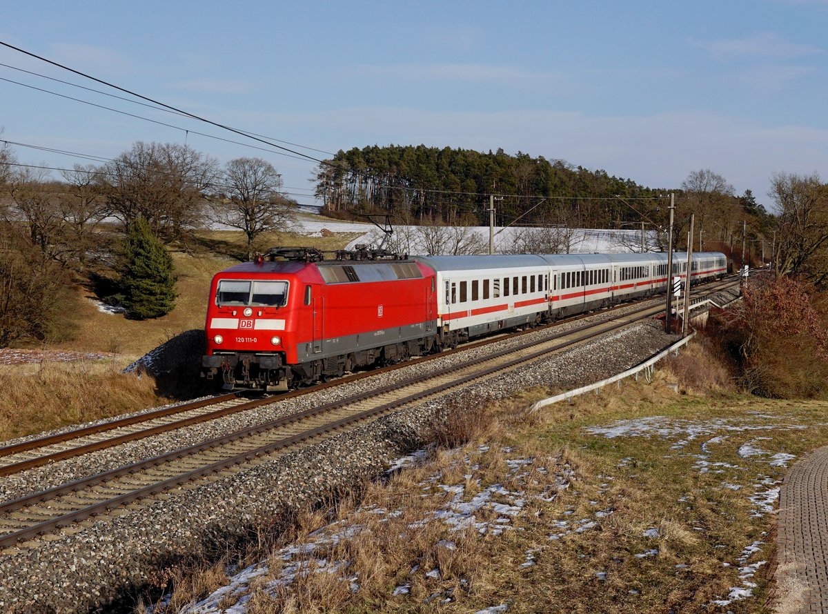 Die 120 111 mit einem IC nach Karlsruhe am 24.02.2018 unterwegs bei Alberndorf.