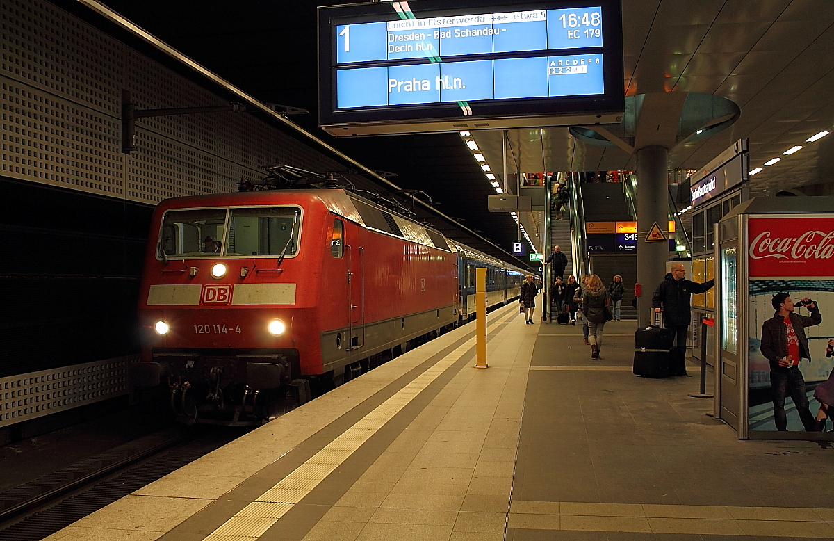 Die 120 114-4 mit dem EC 179 von Berlin nach Praha hl.n. am 19.12.2013 in Berlin Hbf. 
