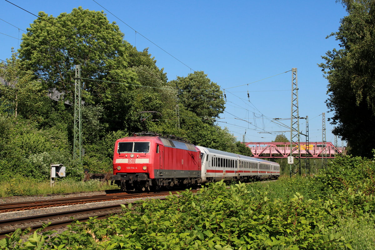 Die 120 114 war am 26.06.2020 mit dem PbZ 2494 von Dortmund nach Köln unterwegs und konnte bei Wengern-Ost fotografiert werden.