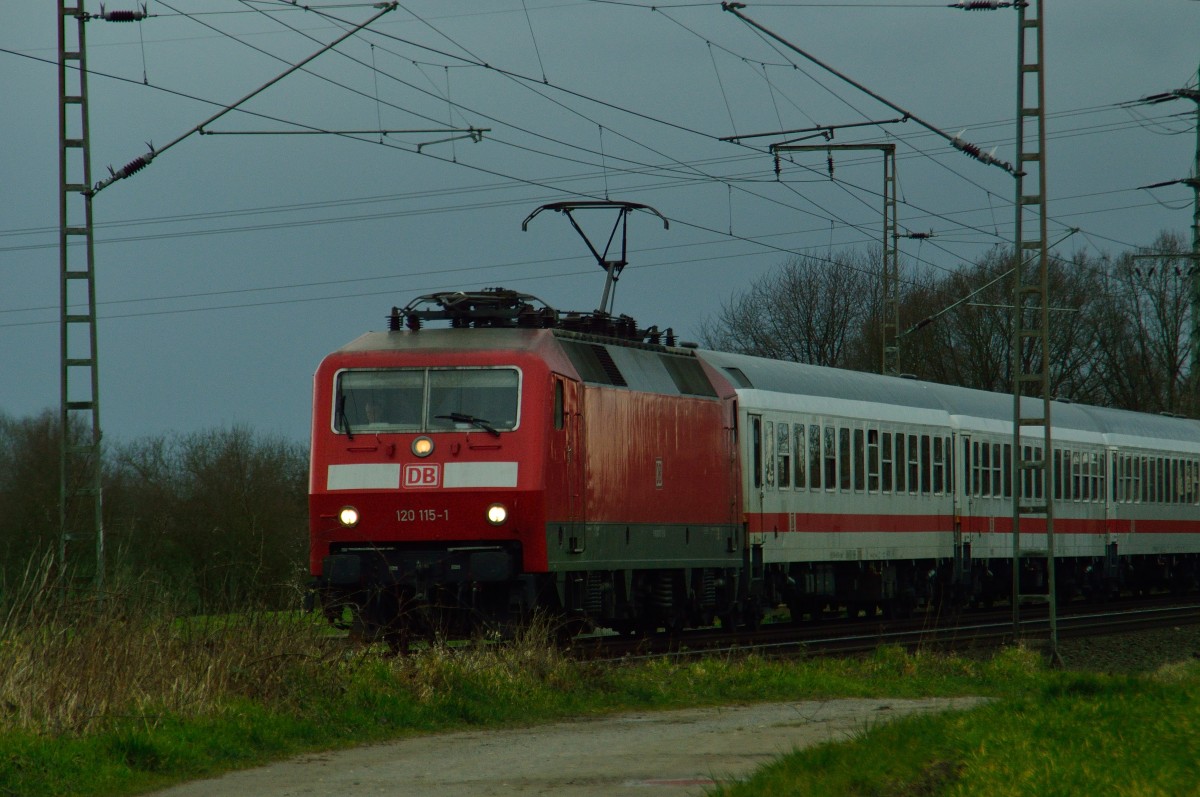 Die 120 115-1 ist mit dem IC Köln -  Berlin Ostbahnhof beim BÜ Dahler Weg in Richtung Rheydt unterwegs. Freitagmittag 21.2.2014