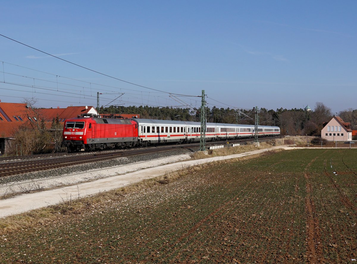 Die 120 123 mit einem IC nach Karlsruhe am 24.02.2018 unterwegs bei Roßtal.
