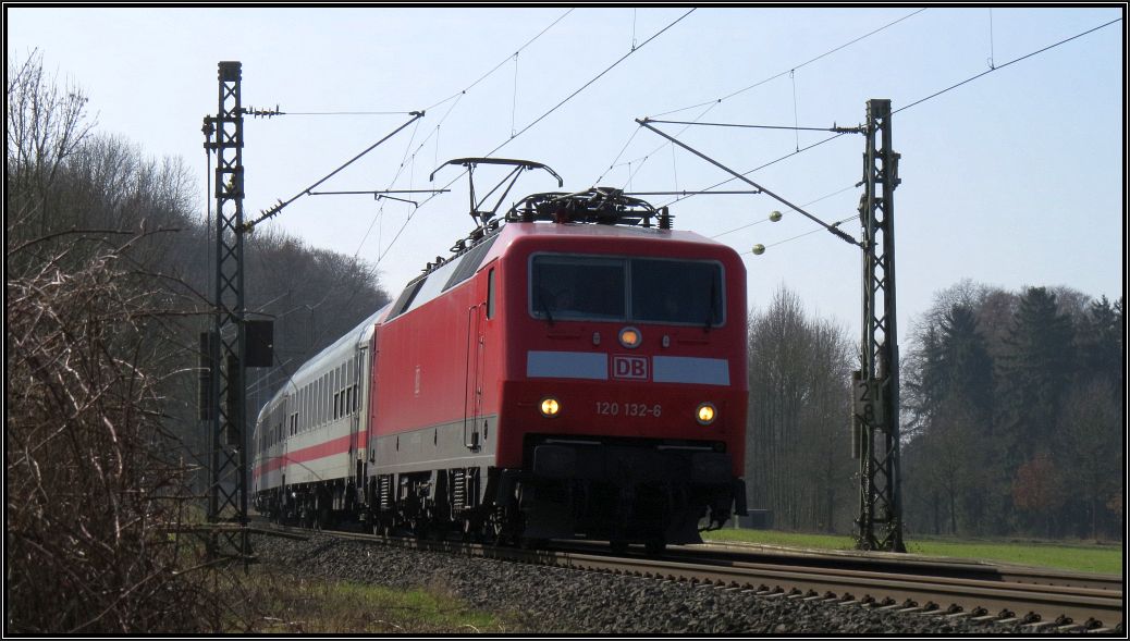 Die 120 132-6 ist mit dem IC 1918 nach Berlin unterwegs,hier zu sehen auf der Kbs 485 bei Rimburg am 13.März 15.