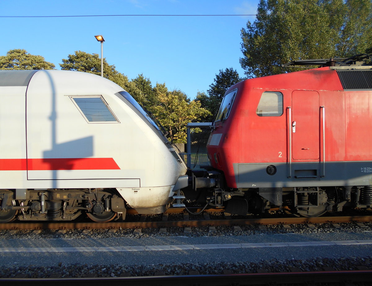 Die 120 144 hing als Schlußlok,am IC 2424 Berlin Südkreuz-Binz,am 26.August 2018,hinter dem Steuerwagen.Aufnahme in Bergen/Rügen.