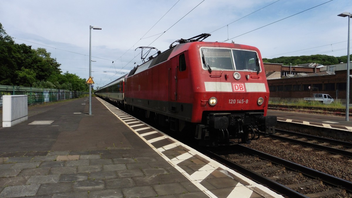Die 120 145-8 mit SBB Waggons durch Königswinter in Richtung Süden , De 31.05.2015