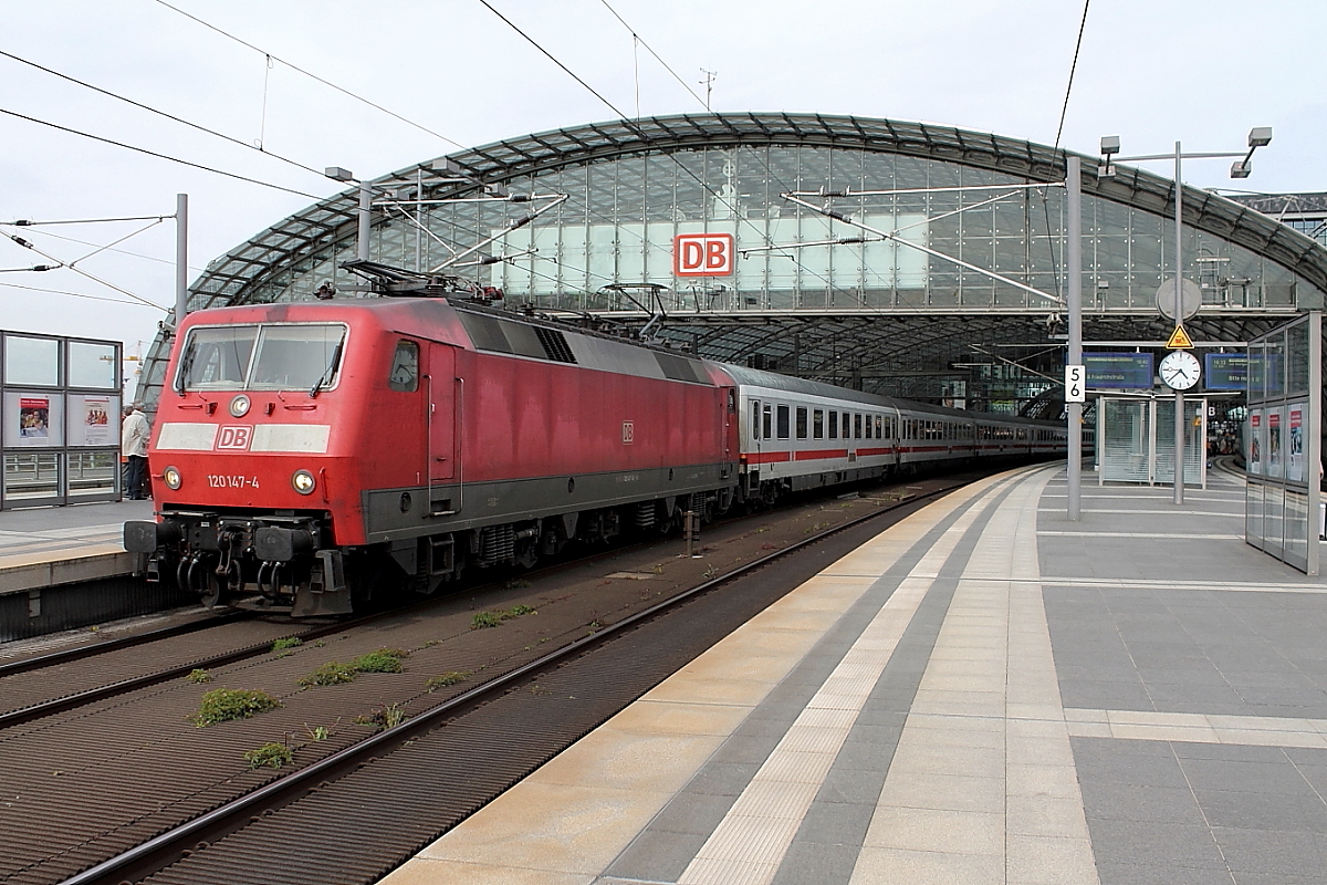 Die 120 147-4 mit dem IC 140 von Berlin Ostbahnhof nach Amsterdam CS beim Halt am 17.04.2014 in Berrlin Hauptbahnhof.