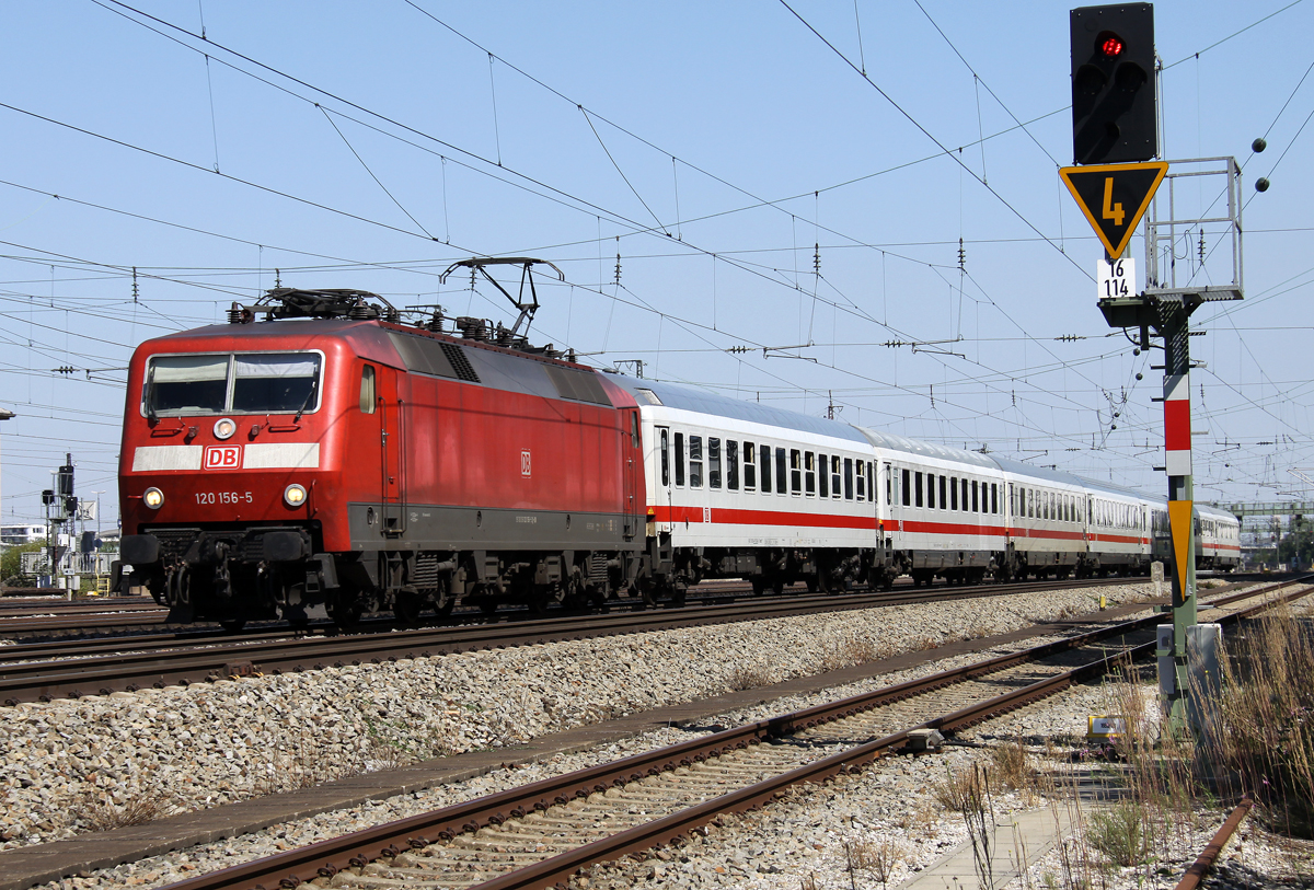Die 120 156-2 mit IC von Mnchen nach Berlin in Laim am 16.08.2013