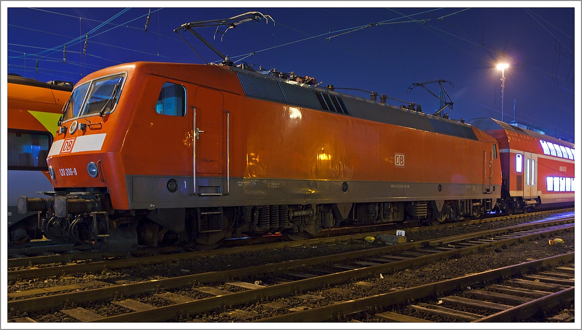 Die 120 206-8 ist mit Dostos (RE 9 - Rhein-Sieg-Express) am 12.11.2013 (2:04 Uhr) beim Hbf Siegen, für den Einsatz in den späteren Morgenstunden, abgestellt.