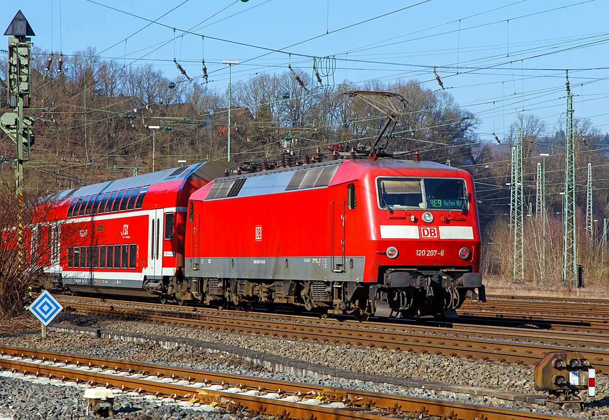 
Die 120 207-6 (91 80 6120 207-6 D-DB) der DB Regio NRW (ex DB 120 136-7) schiebt am 15.02.2015 den RE 9 - Rhein Sieg Express (RSX) Siegen - Köln - Aachen von Betzdorf/Sieg weiter in Richtung Köln.