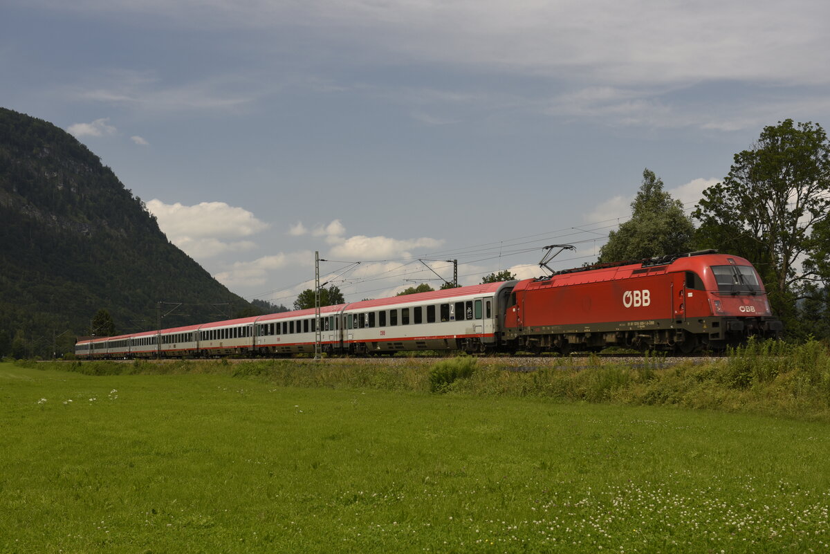 Die 1216 009 der ÖBB auf der Inntalstrecke bei Oberaudof in Richtung Kufstein. Aufgenommen am 26.07.21