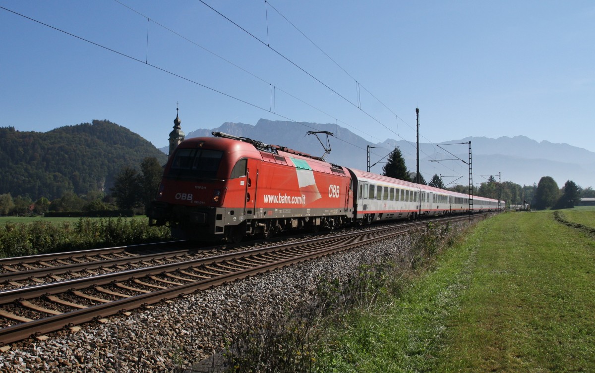 Die 1216 011-7 der ÖBB ist am 3.10.2013 mit dem EC Verona-München bei Niederaudorf unterwegs. Hier kurz nach dem Bahnübergang bei schönem Herbstwetter.