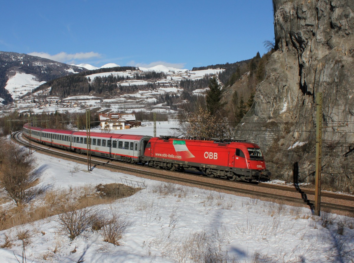 Die 1216 011 mit einem Brenner EC am 25.01.2014 unterwegs bei Sterzing.