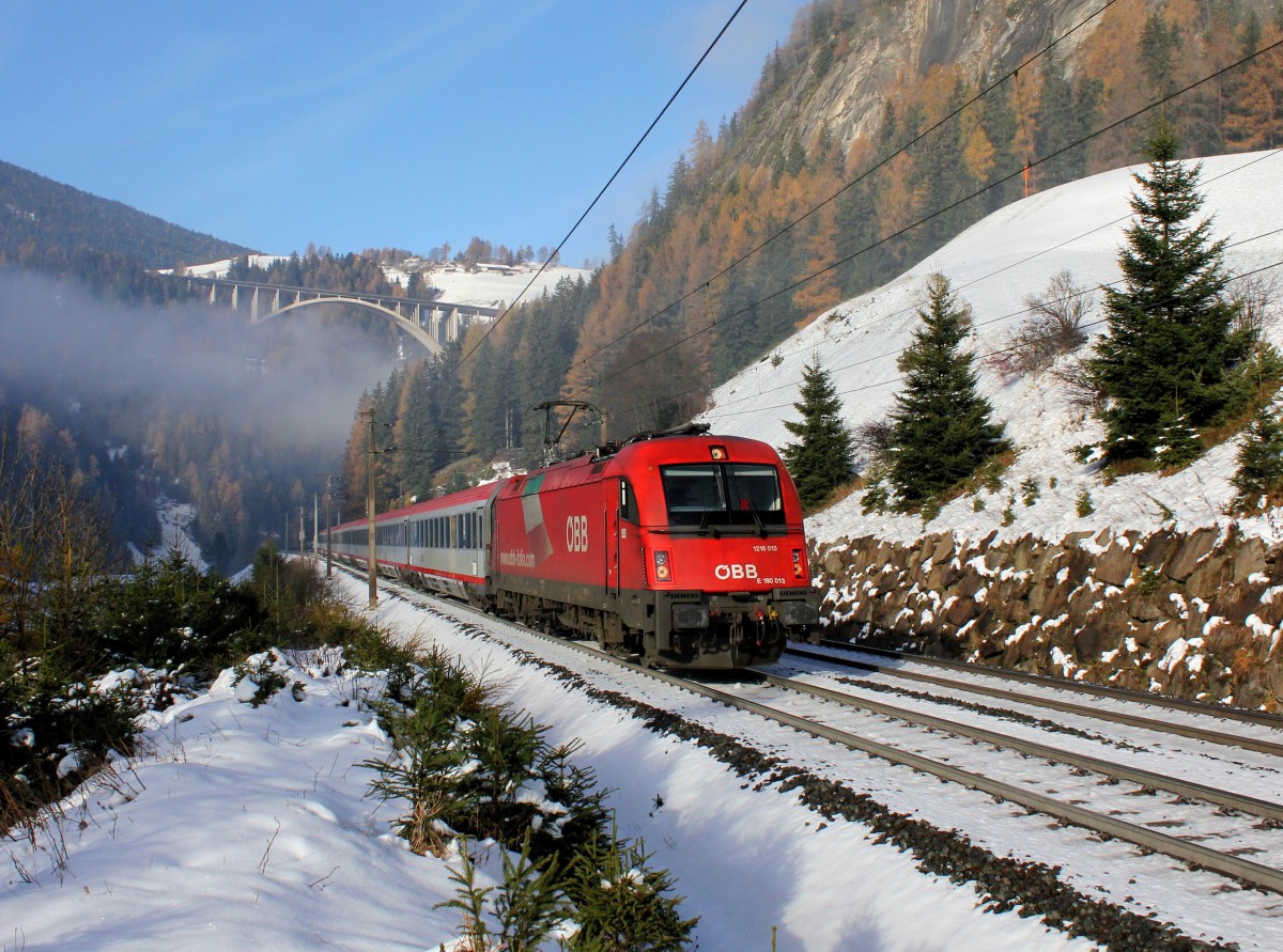Die 1216 013 mit einem Brenner EC am 16.11.2013 unterwegs bei St. Jodok.