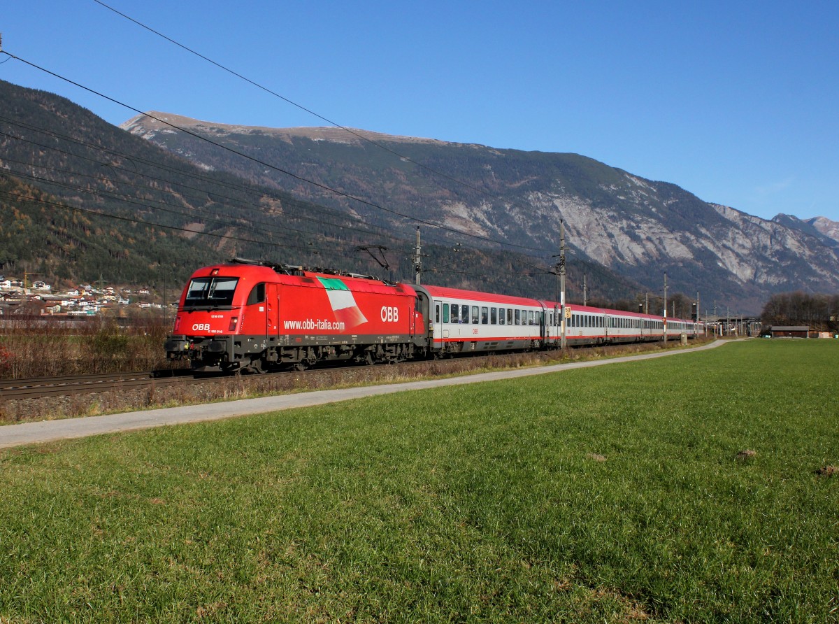 Die 1216 016 mit einem Brenner EC am 17.11.2012 unterwegs bei Schwaz.