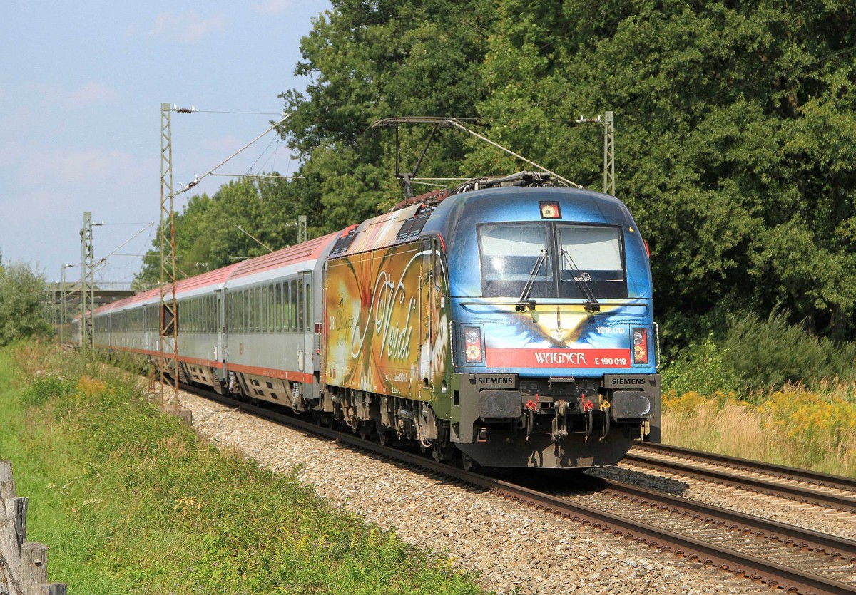 Die 1216 019 zieht den EC 89 von M�nchen nach Verona, aufgenommen am 31.08.2013 beim B� Vogl.