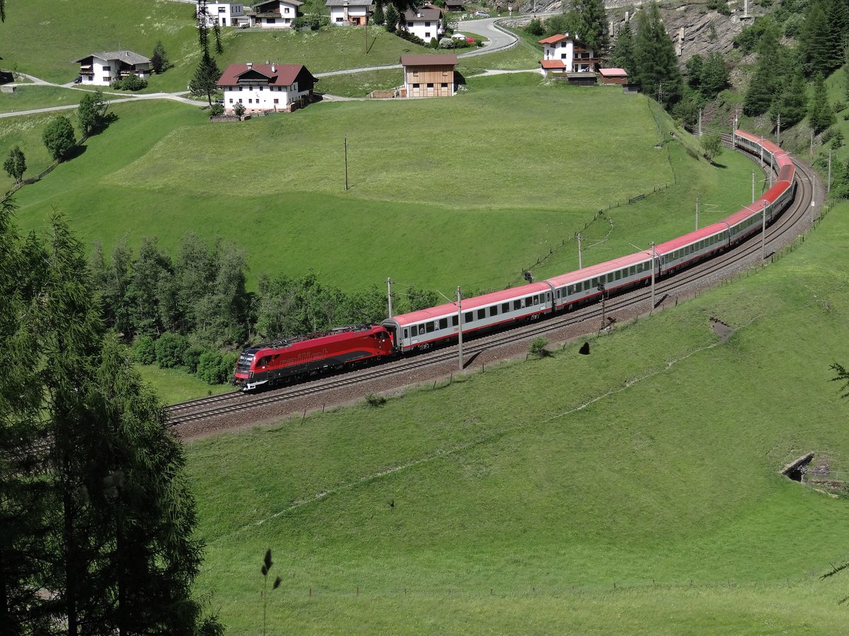 Die 1216 020  Railjet  mit ein EC-zug aus Munchen nach Italien - Sankt Jodok - 15-06-2017