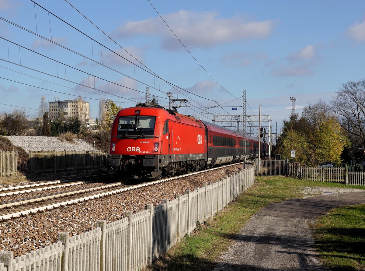 Die 1216 023 mit einem RJ nach Venedig am 08.12.2018 unterwegs bei Udine.