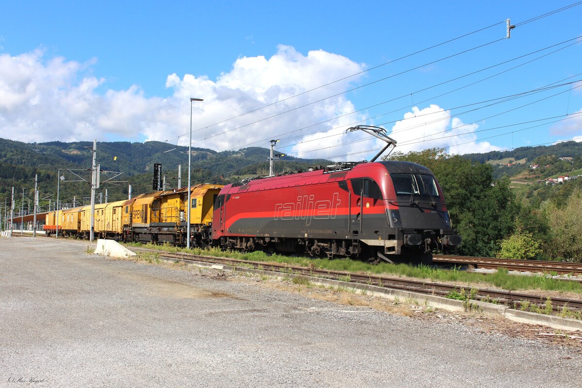 Die 1216 240 wartet am 2.9.2026 im Bahnhof Deutschlandsberg Stadt mit dem Schienenschleifzug  Speno  auf die Abfahrt nach Mitterdorf-Veitsch.