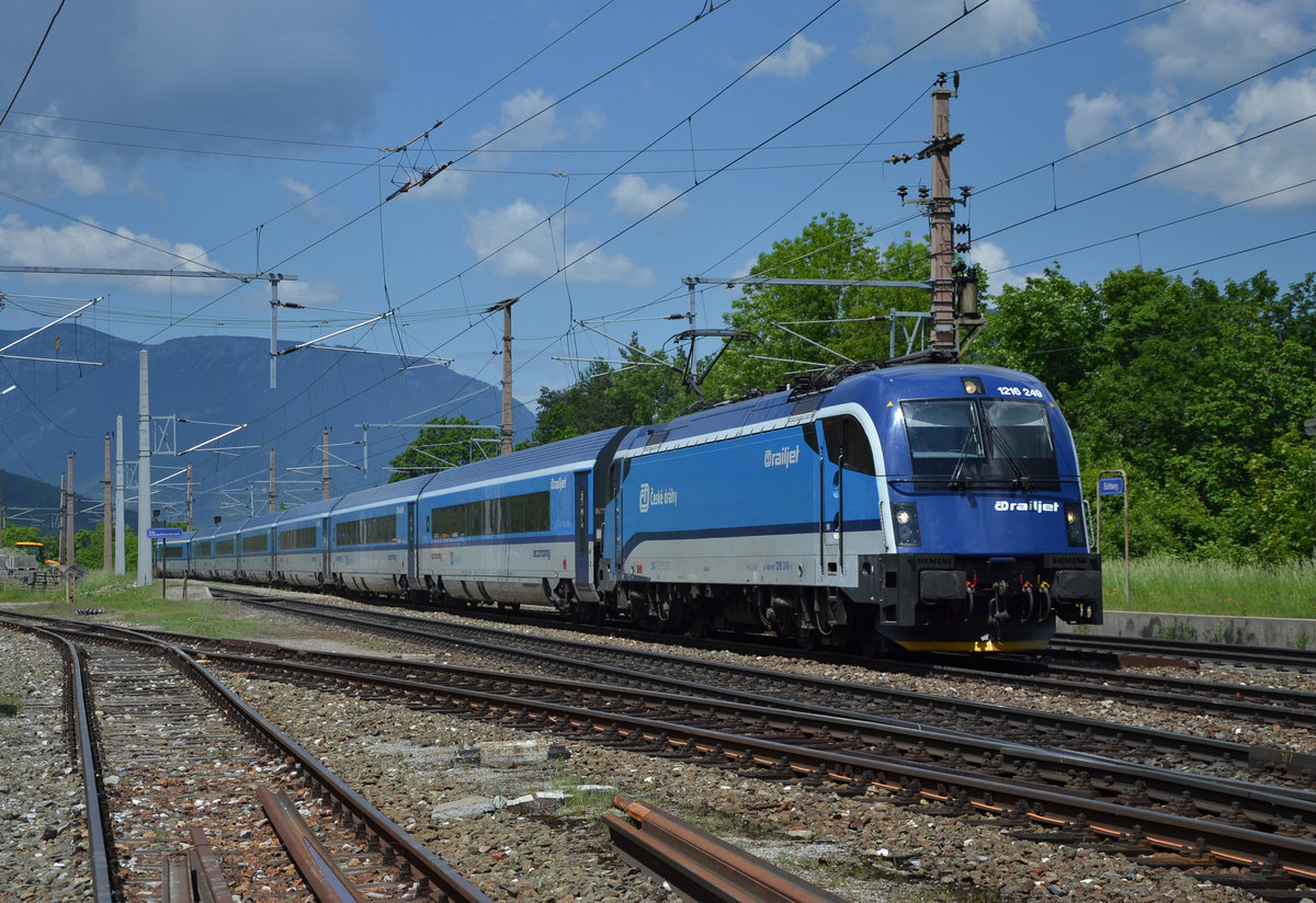 Die 1216 249 zieht am 26.5.2016 den RJ 71  Gustav Mahler  von Praha hl.n. nach Graz Hbf und konnte bei der Durchfahrt in Eichberg festgehalten werden.