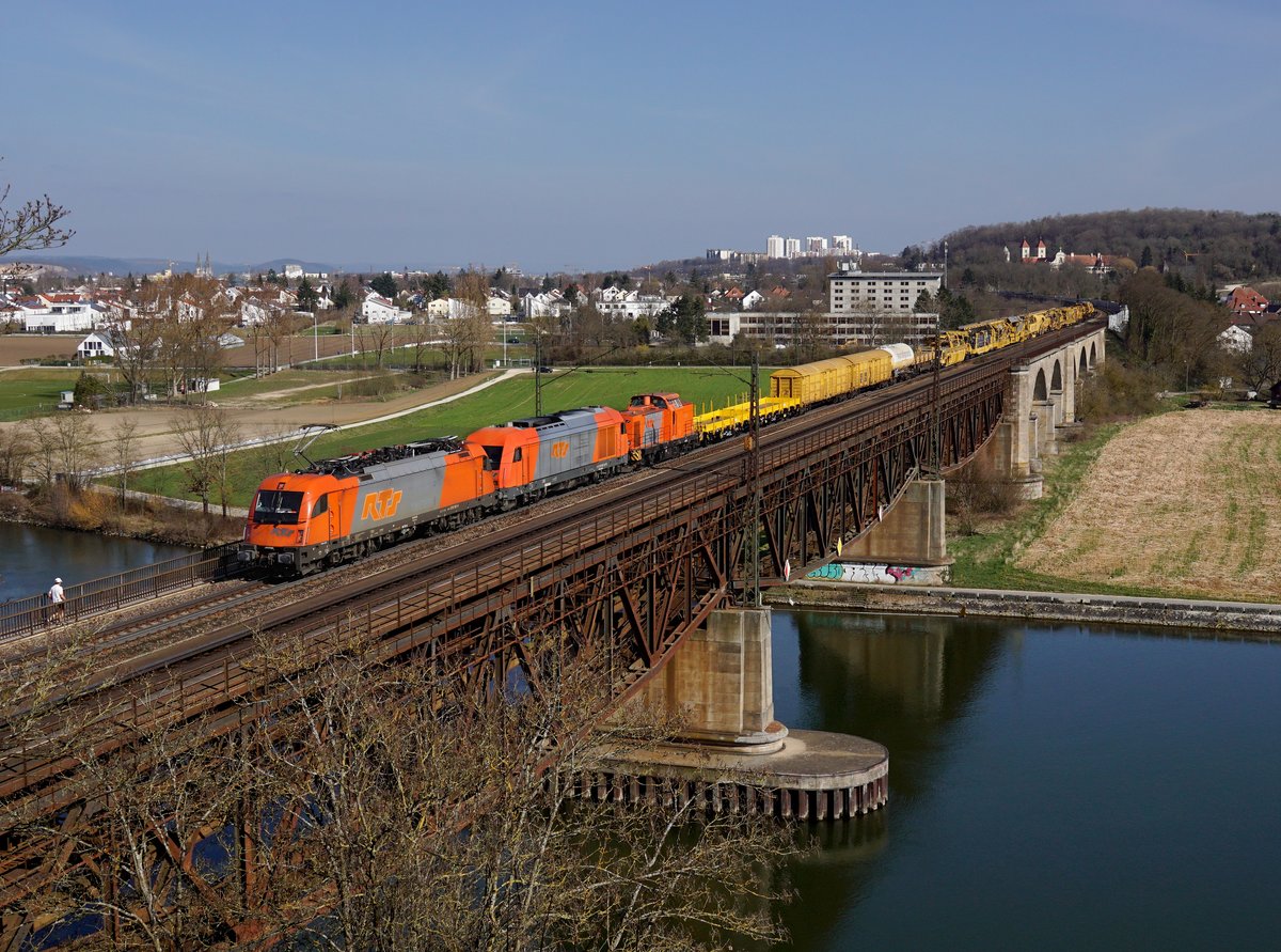 Die 1216 901, die 2016 906 und die 293 002 mit einem Bauzug am 29.03.2019 unterwegs bei Regensburg.