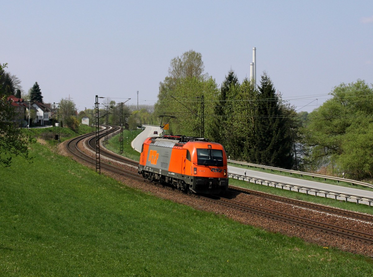 Die 1216 901 am 12.04.2014 unterwegs bei Pleinting.
