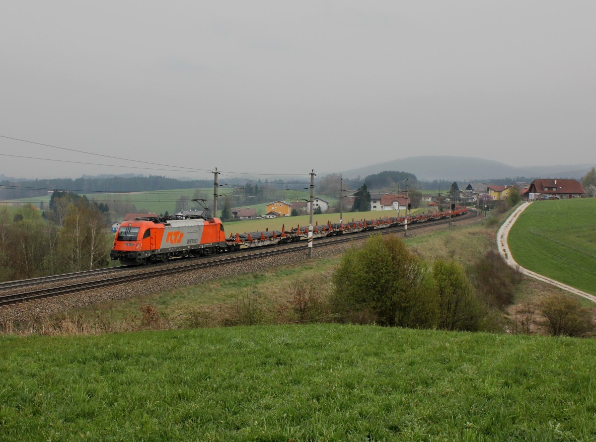 Die 1216 903 mit einem Stahlzug am 05.04.2014 unterwegs bei Pöndorf.