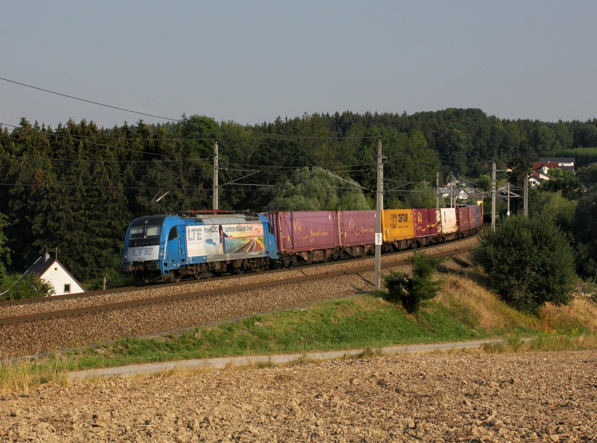 Die 1216 910 mit einem Containerzug am 14.08.2015 unterwegs bei Haiding.