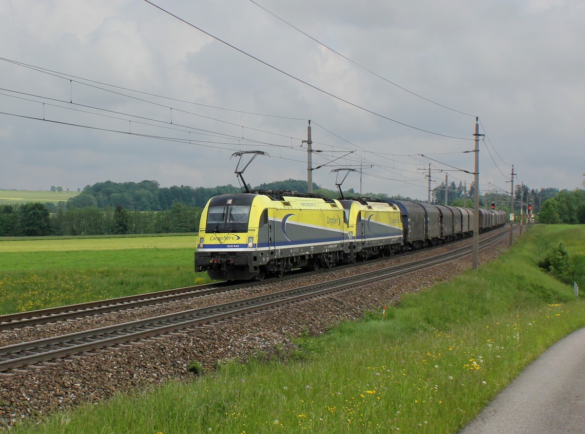 Die 1216 932 und die 1216 933 mit einem Stahlzug am 25.05.2015 unterwegs bei Eck.