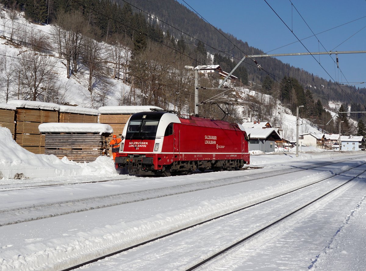 Die 1216 940 bei einer Rangierfahrt am 27.01.2018 unterwegs in Hüttau.