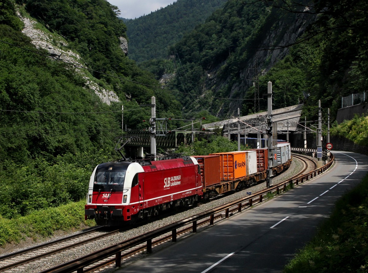 Die 1216 940 mit einem Containerzug am 21.06.2014 unterwegs bei Golling.