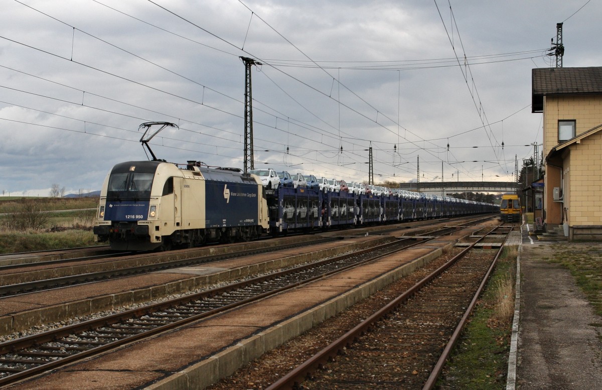 Die 1216 950-6 der WLC kommt am 6.12.2013 mit einem Autotransportzug aus der Slowakei und fährt Richtung Linz, hier durch den Bahnhof Kirchstetten. Beladen ist der Zug mit Dacia- Autos.