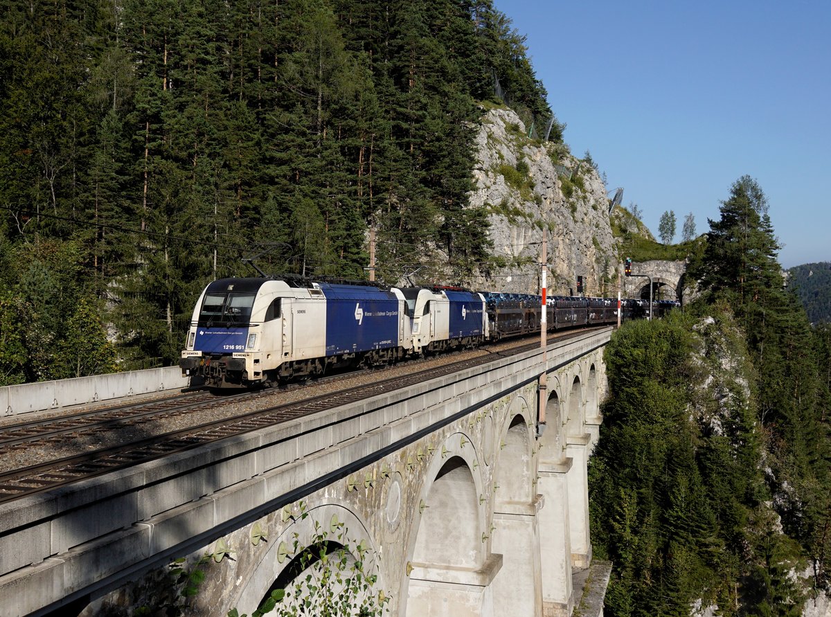 Die 1216 951 und die 1216 953 mit einem Autozug  am 18.09.2020 unterwegs bei Breistenstein.