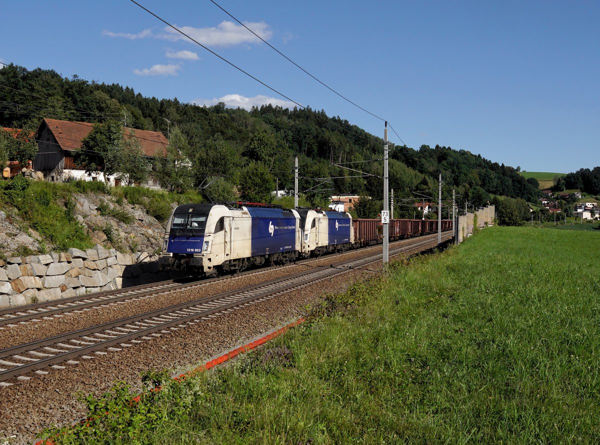 Die 1216 953 und die 1216 950 mit einem Güterzug am 01.07.2018 unterwegs bei Wernstein.