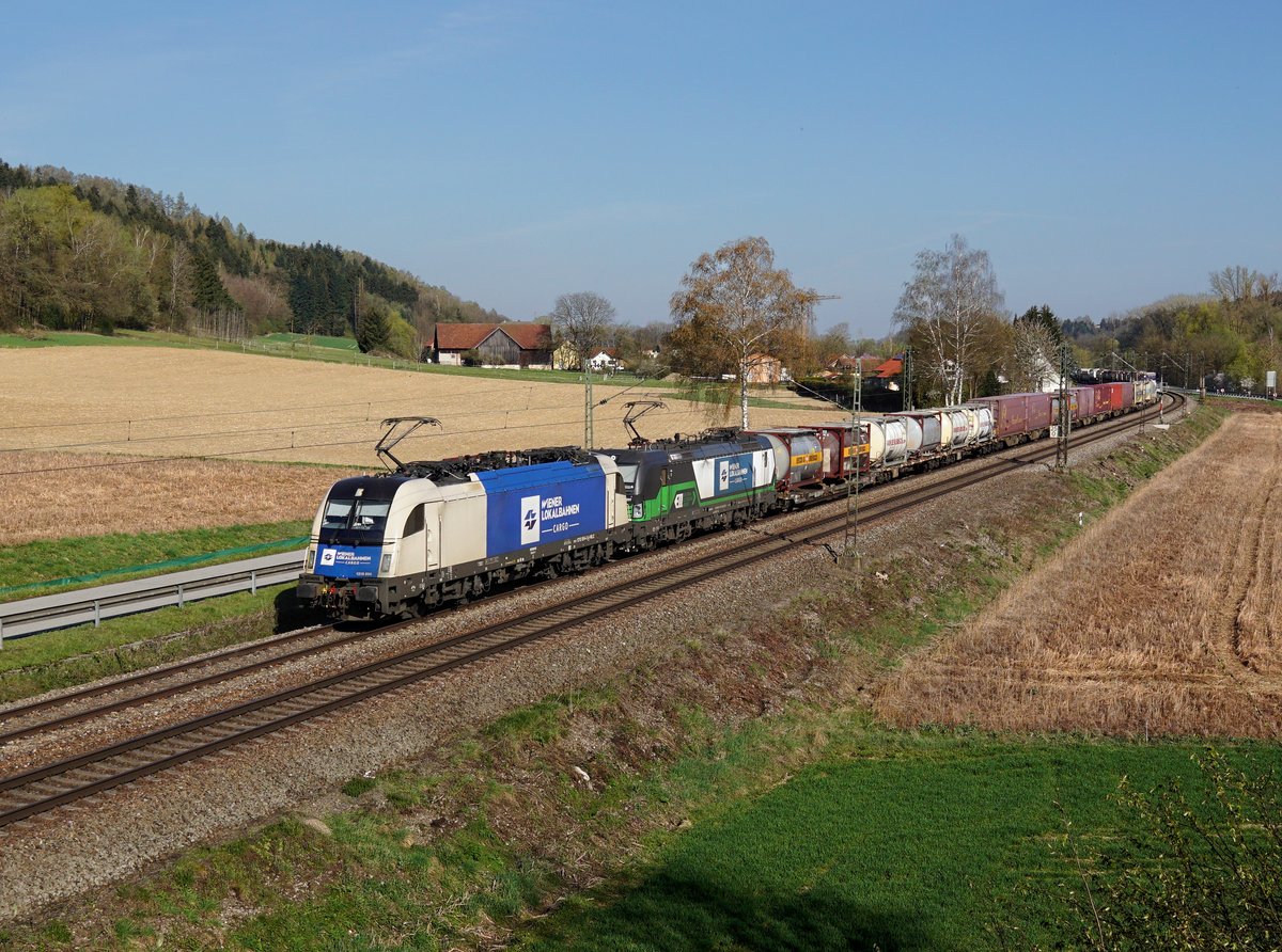 Die 1216 954 und die 193 237 mit einem KLV-Zug am 07.04.2019 unterwegs bei Einöd.
