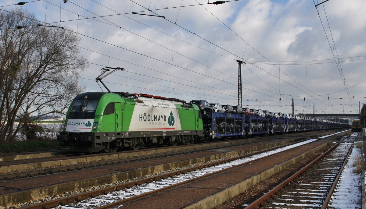 Die 1216 954-8 ``Hödlmayr`` der WLB ist am 27.11.2013 mit einem Autotransportzug, beladen mit Dacia Autos, von Wien kommend Richtung St.Pölten unterwegs. Hier bei der Durchfahrt in Kirchstetten.