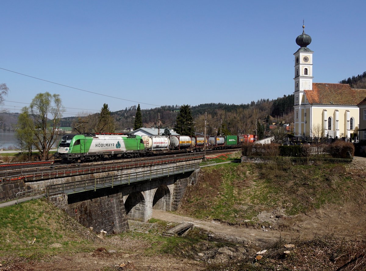 Die 1216 954 mit einem KLV-Zug am 08.04.2018 unterwegs bei Wernstein.