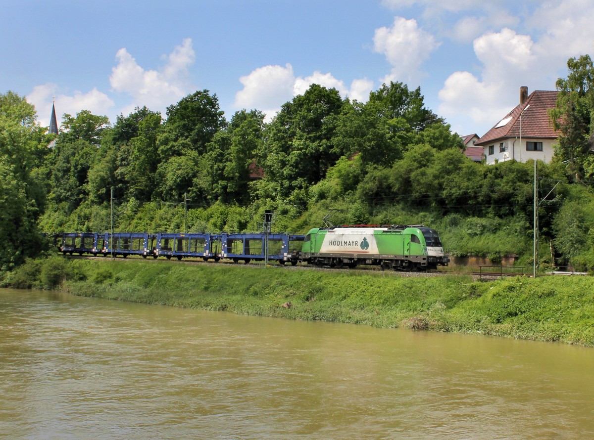 Die 1216 954 mit einem leeren Autozug am 08.06.2013 unterwegs bei Moosburg.