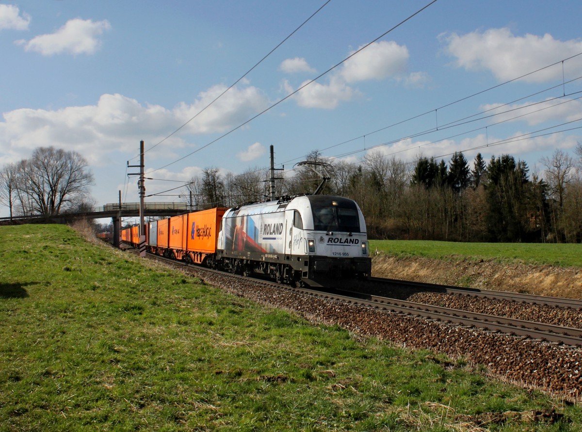 Die 1216 955 mit einem Containerzug am 03.04.2015 unterwegs bei Kimpling.