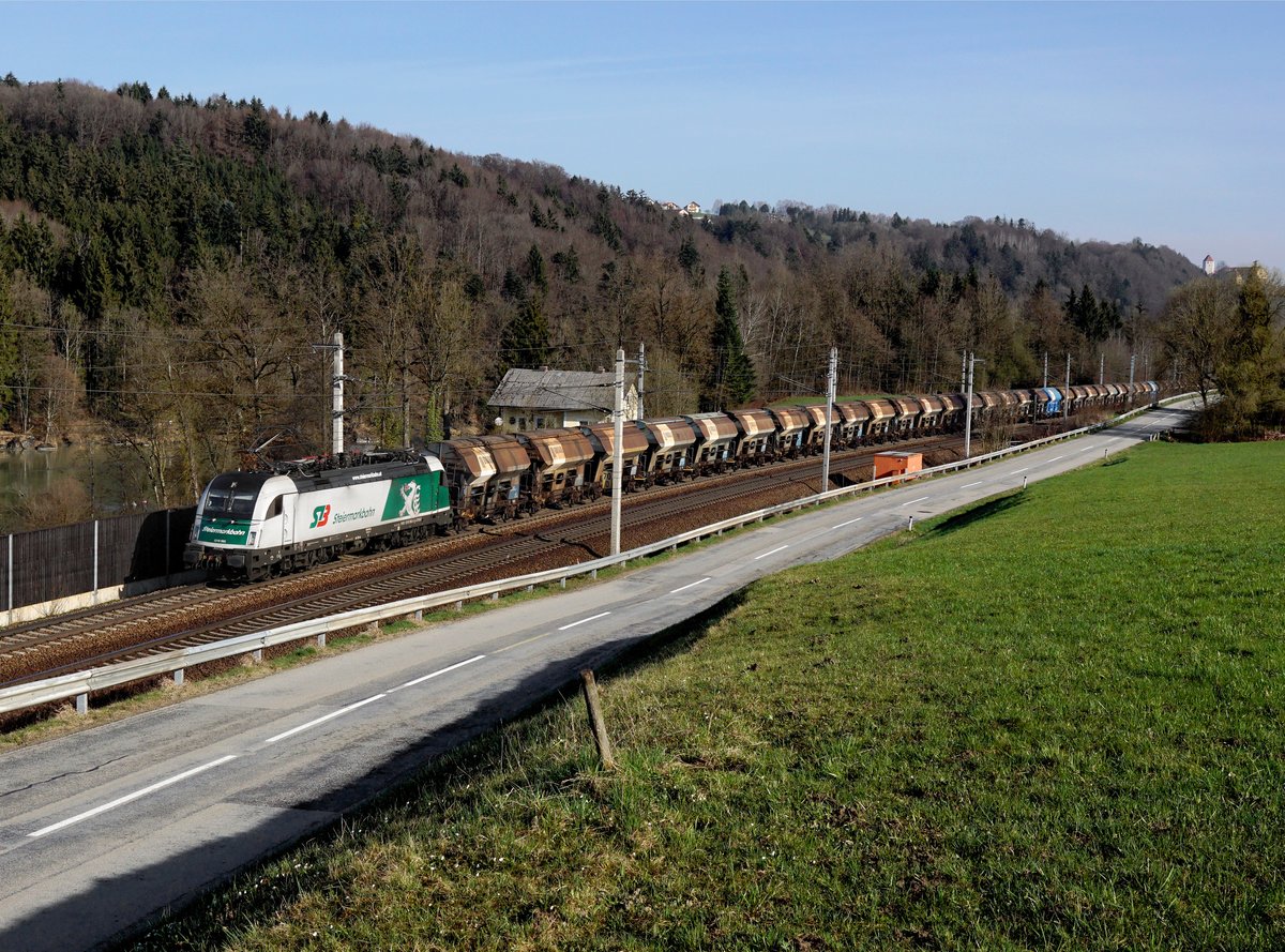 Die 1216 960 mit einem Tds Zug am 25.03.2017 unterwegs bei Wernstein.