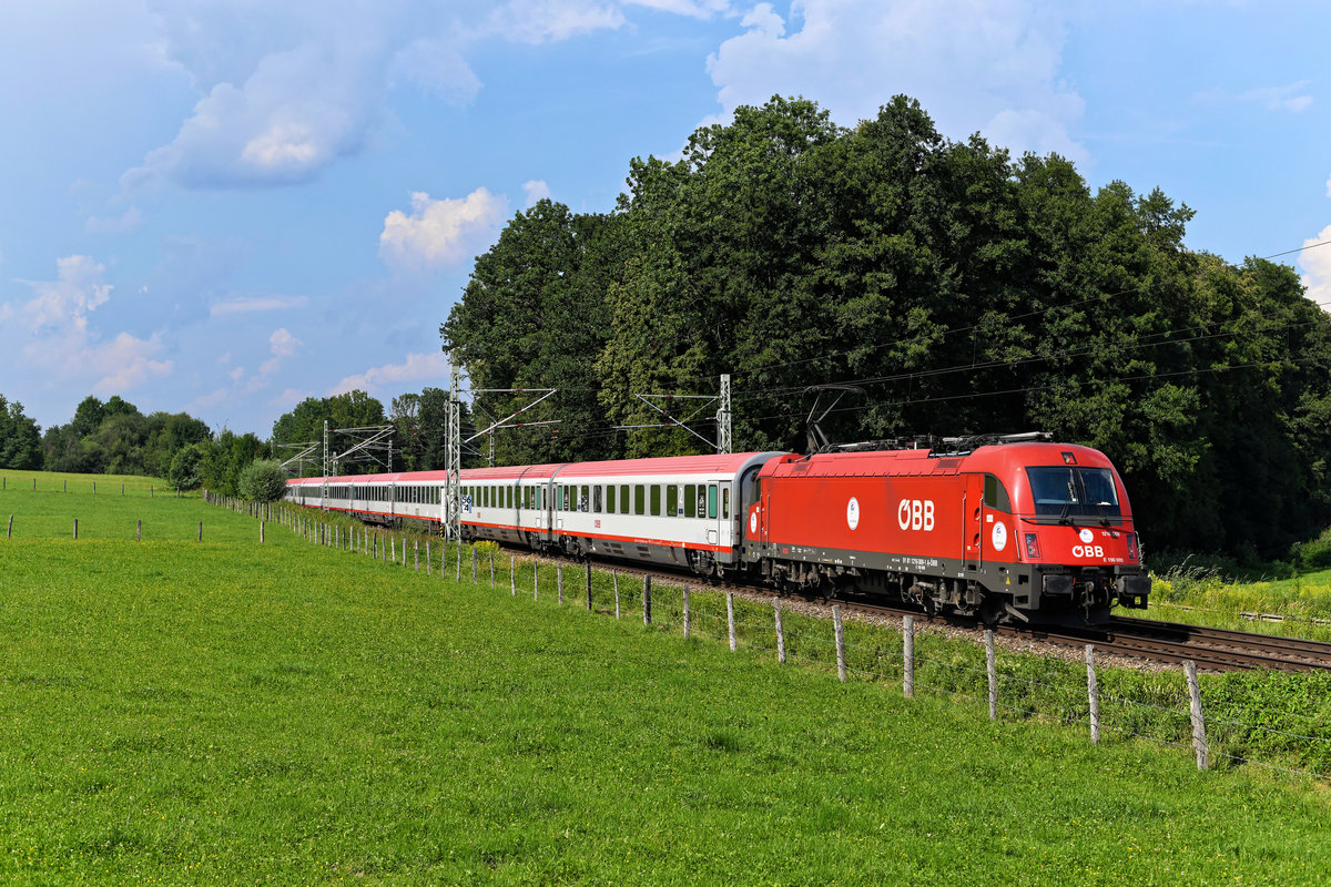 Die 1216.009 hat kürzlich Aufkleber für den Einsatz auf der MICOTRA Verbindung zwischen Villach und Udine erhalten. Am 01. August 2020 brachte sie allerdings den EC 85 von München HBF nach Verona Porta Nuova und konnte kurz vor Ausbruch eines Gewitters am bekannten Bahnübergang bei Vogl dokumentiert werden. 