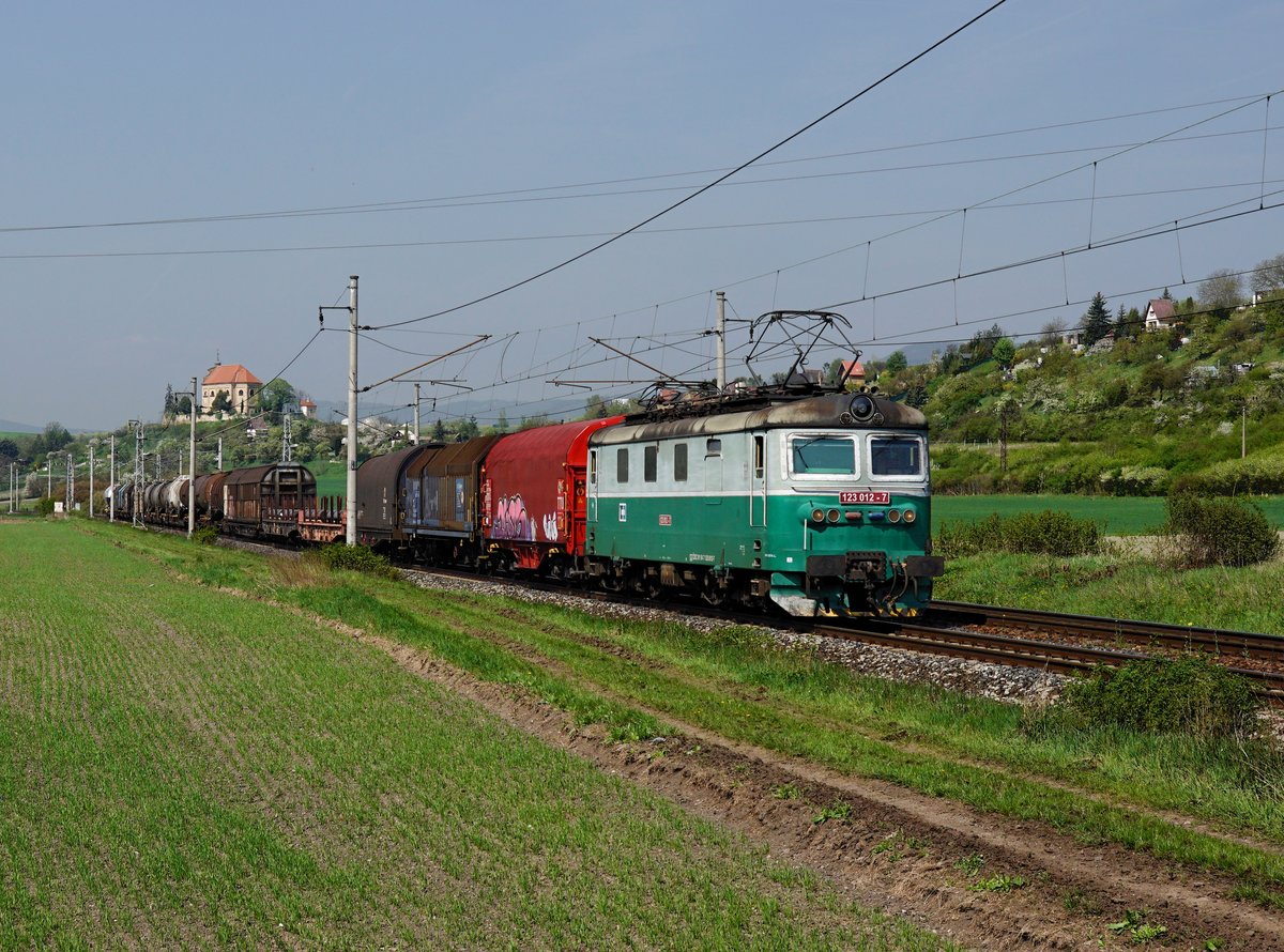 Die 122 012 mit einem Güterzug am 21.04.2018 unterwegs bei Křešice.