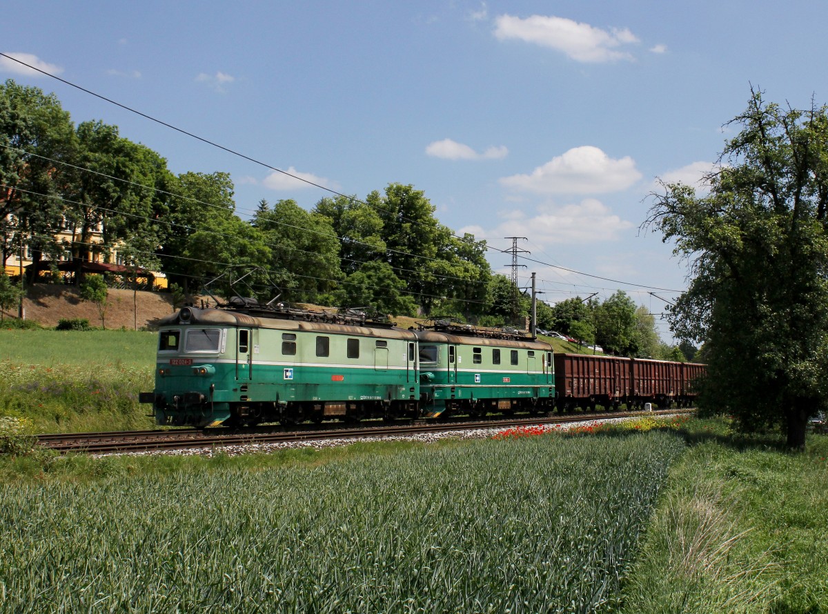 Die 122 024 und die 122 005 mit einem Güterzug am 04.06.2015 unterwegs bei Křešice.