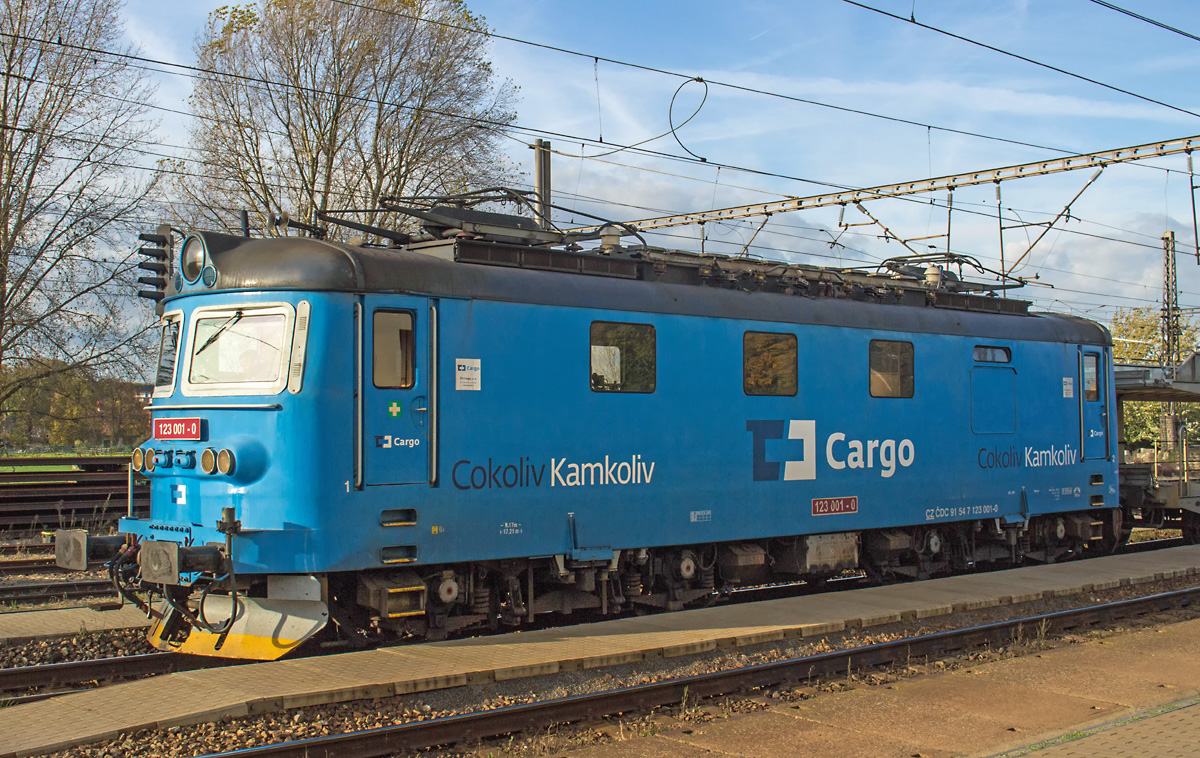 Die 123 001 der Cargosparte der ČD durcheilt am 12.10.2017 abgebügelt den Bahnhof Všetaty. Der gute Erhaltungszustand der weit über 40 Jahre alten Maschinen erstaunt, es werden davon noch einige im Güterverkehr auf der rechtselbischen Strecke verwendet. Hier hat sie einen Ganzzug aus leeren PKW-Transportwagen am Haken der wohl ins Skoda-Werk nach Nymburk geht 