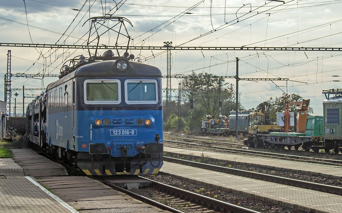 Die 123 016 hat am 12.10.2017 auf ihrem Weg in Richtung Norden durch den Bahnhof Všetaty einen Ganzzug mit Produkten eines großen europäischen PKW-Herstellers am Haken, die in diesem Fall aus Tschechien und Spanien stammen.  
