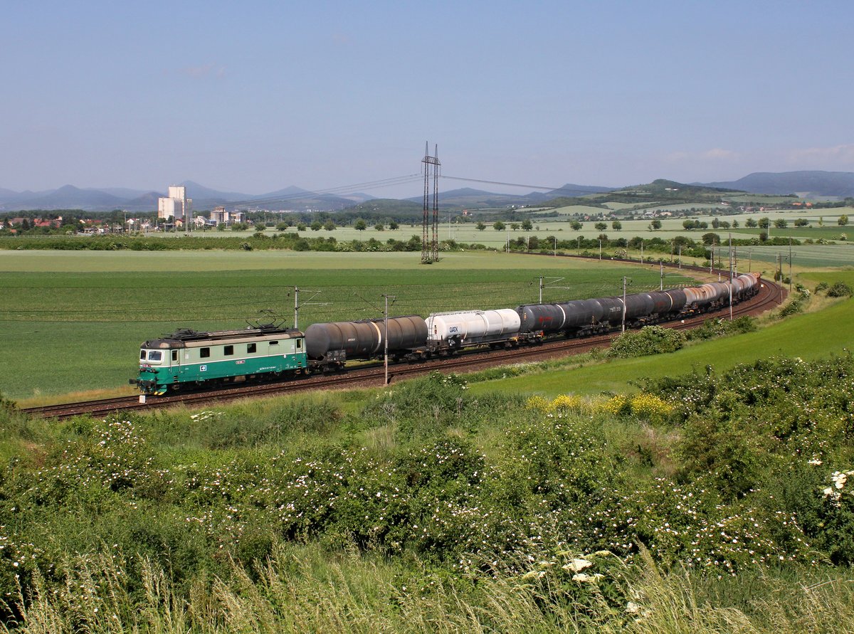 Die 123 026 mit einem Güterzug am 04.06.2015 unterwegs bei Polepy.