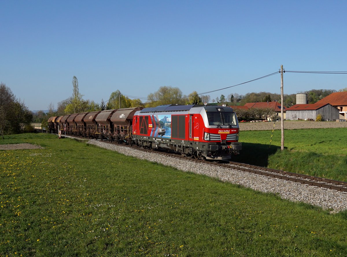 Die 1247 905 mit einem Güterzug am 19.04.2019 unterwegs bei Finklham.