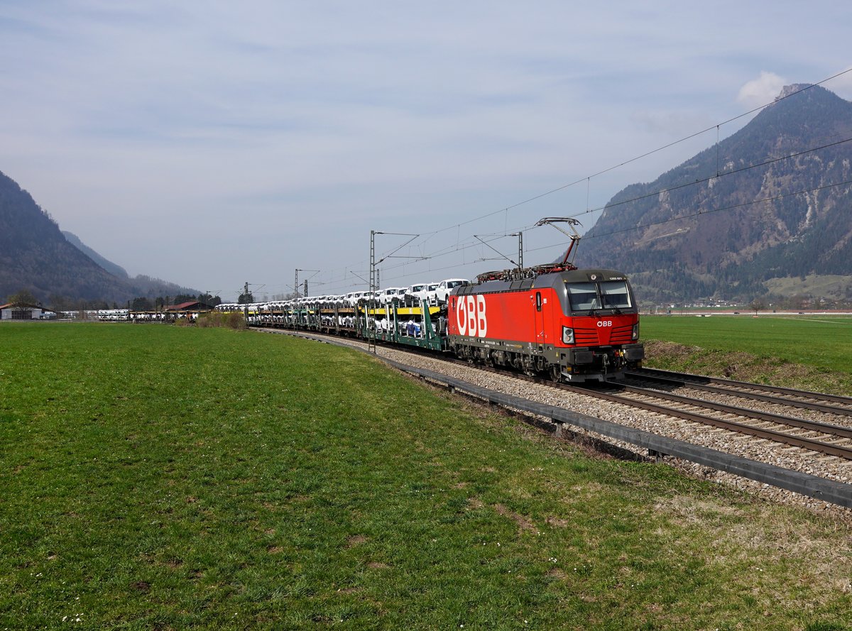 Die 1293 021 mit einem Autozug am 06.04.2019 unterwegs bei Niederaudorf.