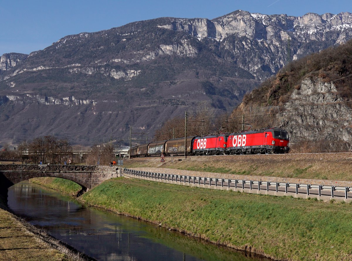 Die 1293 031 und die 1293 022 mit einem Güterzug am 02.03.2019 unterwegs bei Ora.