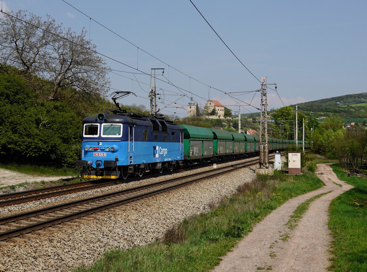 Die 130 026 mit einem Kohlezug am 21.04.2018 unterwegs bei Křešice.